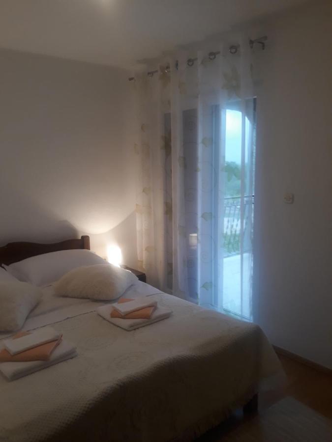 Apartman Lana Kijevo Buitenkant foto